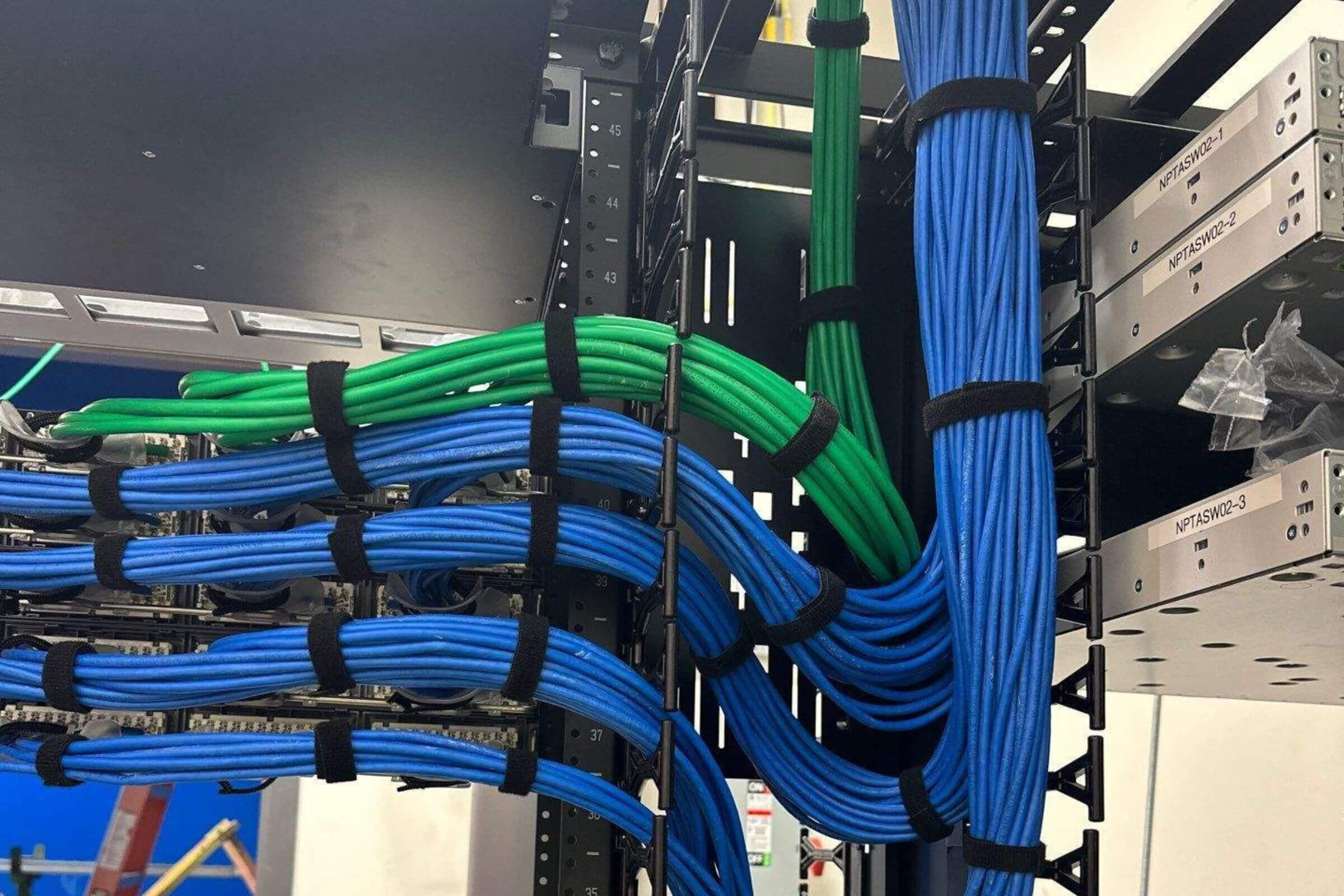 Cabling rack with organized cables